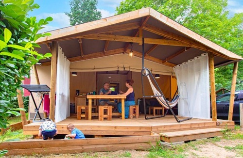 Saumur Cabin | ZEcamping 4* piscine couverte club enfant hammam locatif TV BBQ 35m2
