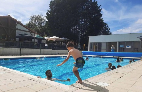 Secondigny House | ZEcamping 4* piscine chauffée mobil-home TV BBQ 24m2