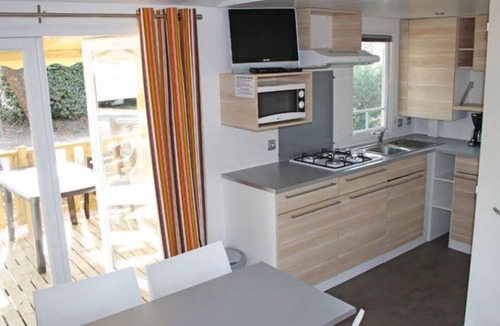Secondigny House | ZEcamping 4* piscine chauffée animations mobil-home TV BBQ clim 32m2