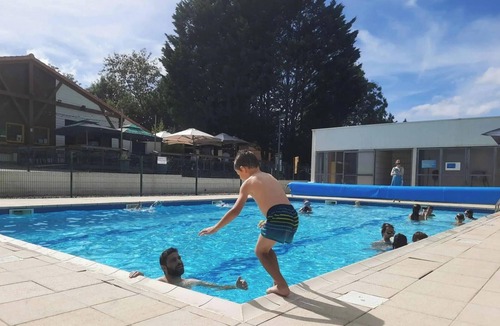 Secondigny House | ZEcamping 4* piscine chauffée animations mobil-home TV BBQ clim 32m2