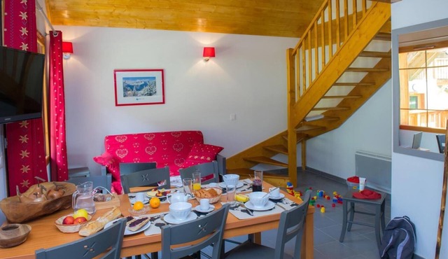 150m from resort center, swimming pool, sauna, tv, 55m², Saint Colomban des Villards