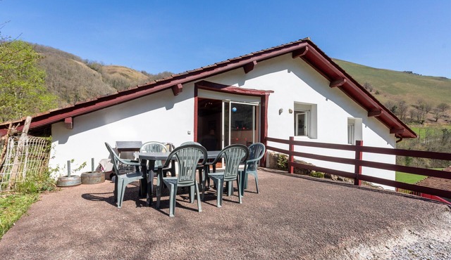 150 m² Ground-Floor Apartment with Mountain View, Private Terrace & Wi-Fi