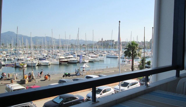 2-Bedroom Apartment with Air Conditioning, Harbor View, Pool, Covered Parking, Beach 100 m Away, Spain 10 Minutes Away, Wi-Fi