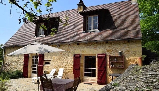 2-Room Vacation Rental for 2–4 People + TV