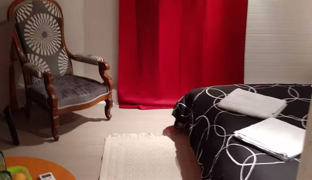 200 meters from the streetcar stop, room with shared bathroom, quiet!