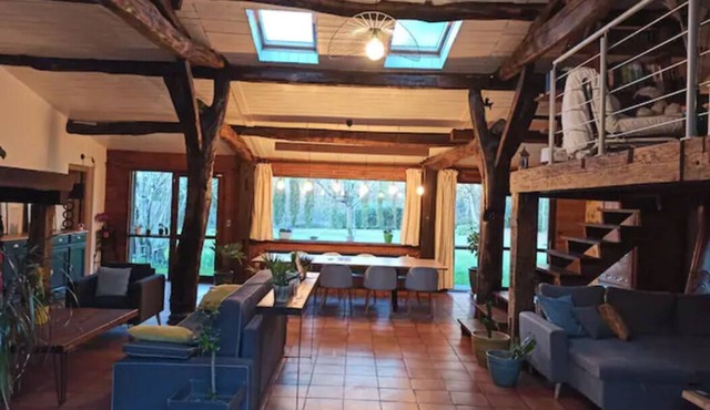 290m2 building with covered swimming pool 30min from the beaches