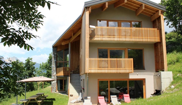 4-star chalet: space, comfort, charm, views, sauna, and fireplace