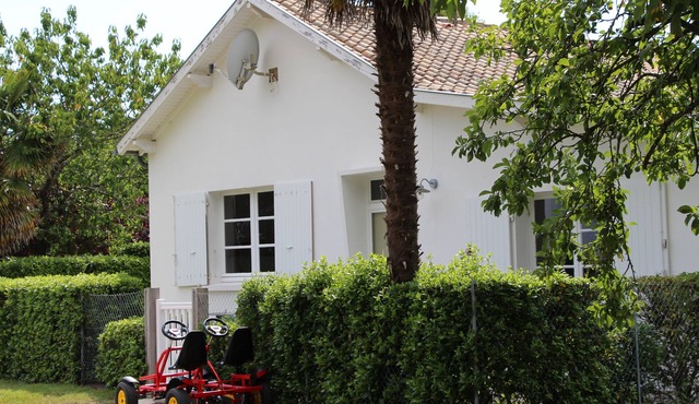 5 minutes from beaches country house with children's play area
