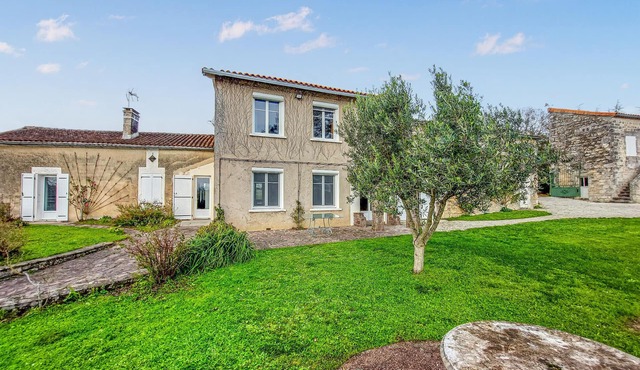 6 bedroom beautiful home in Touvre