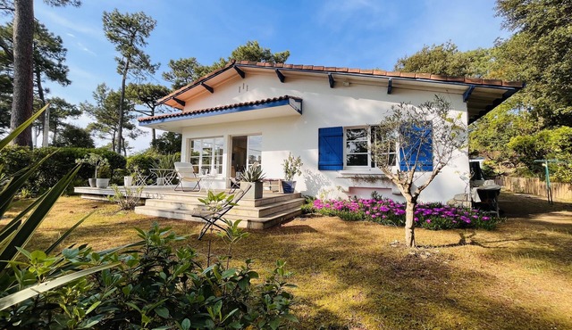 7-person villa above the village of L'Herbe, 3 minutes' walk from the beach