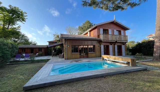 A 200m des plages et des commerces, belle villa en bois avec piscine chauffée