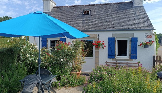 A small, cozy cottage with a fireplace and an enclosed garden in the Monts d'Arrée, 30 minutes from the sea