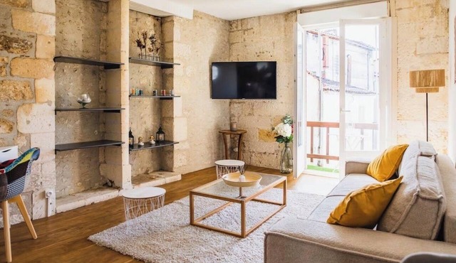 A Stunning Apartment in Old Cognac, Close to All Amenities.