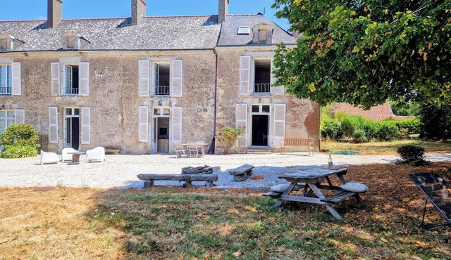 A wing of a charming 18th-century château, fully renovated and set in a magnificent park