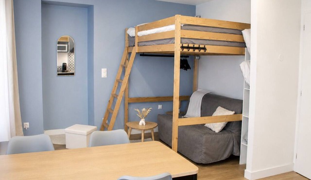 Air-conditioned studio with balcony 5 minutes from the citadel