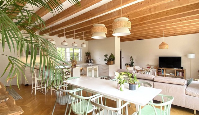 Air-conditioned villa with heated pool and Jacuzzi