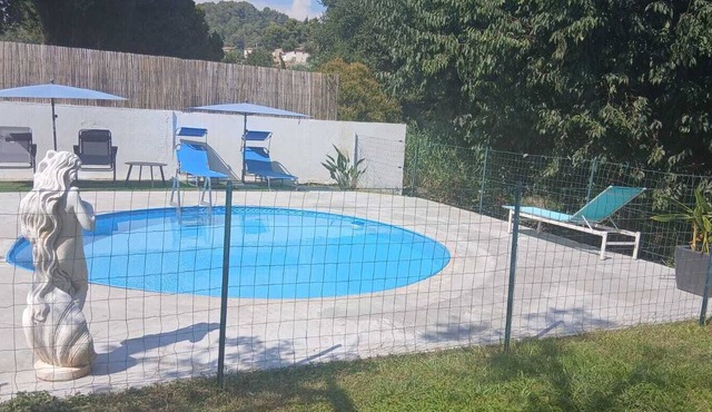 APARTMENT for 5 people + 1 infant - PRIVATE GARDEN AND POOL; 5 min to amenities, 20 min to the beach