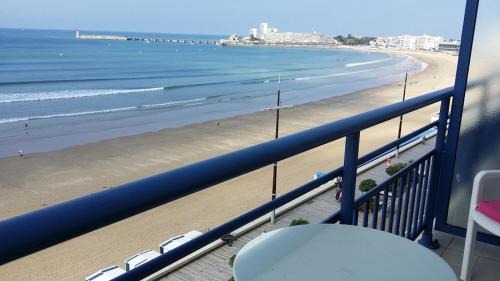 Appartement 35m2 vue de 3,50m sur mer avec balcon ouvert comme à l'hotel vous arrivez avec valises Parking et fibre gratuits draps et serviettes sur place
