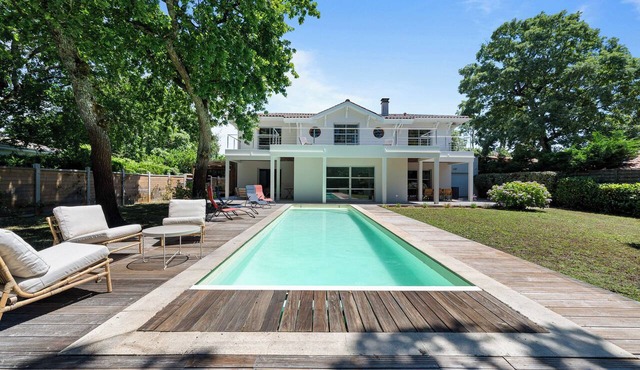 ARCACHON BAY - LUXURY VILLA TAUSSAT - POOL & A.C. 200 m from the beach