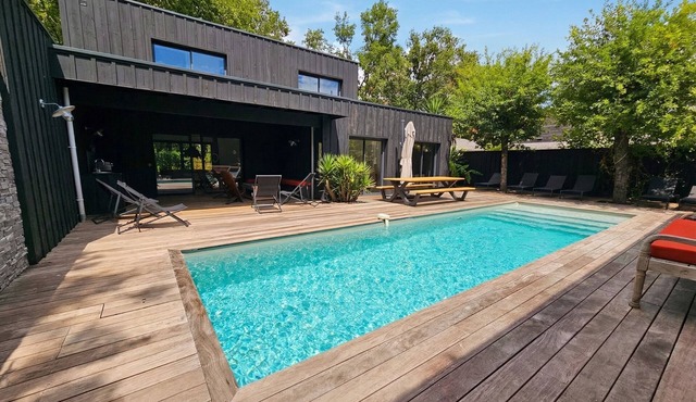 Architect-designed villa with 6 bedrooms, sleeps 12, located between a pine forest and the Arcachon Basin
