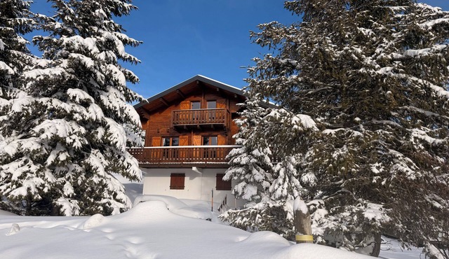 At the base of a chalet at the foot of the slopes in the Pierre Saint Martin ski resort.
