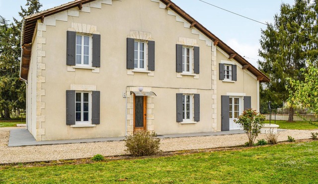Awesome home in Coutras with WiFi