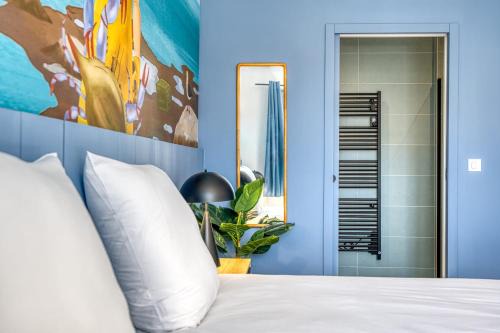 Bains de Mer House & Jacuzzi steps from the beach Walk to town Sleeps 6