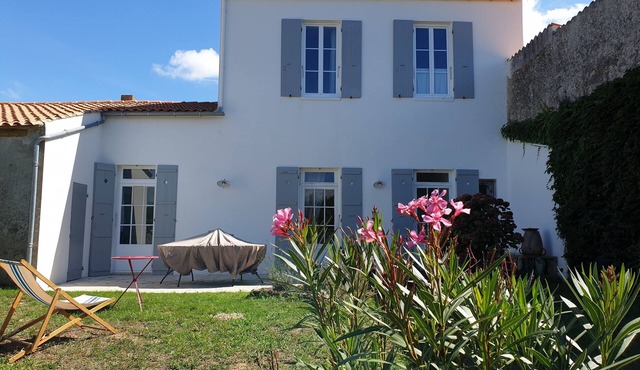 Beautiful Charentaise house in the heart of the village of St Georges d'Oleron