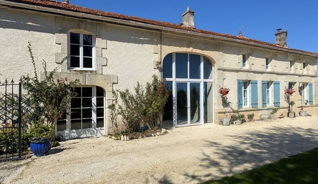 BEAUTIFUL 4 BED FAMILY GITE WITH POOL-CHARENTE MARITIME. SLEEPS 10