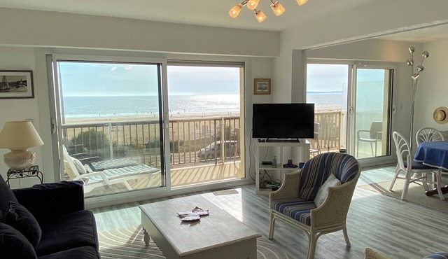 Beautiful apartment facing the sea right across from the beach, with a magnificent view and private parking