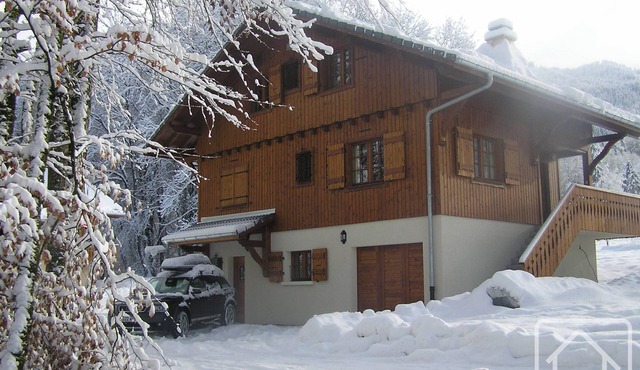 Beautiful chalet, large private garden, 5 minutes walk to ski lifts and lac bleu in Morillon