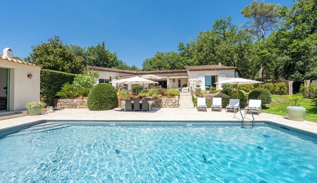 Beautiful old fashioned villa near Valbonne