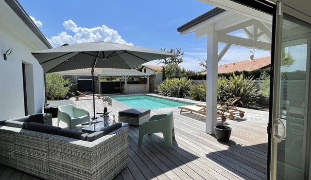Beautiful villa with heated pool, outdoor bar and south facing garden