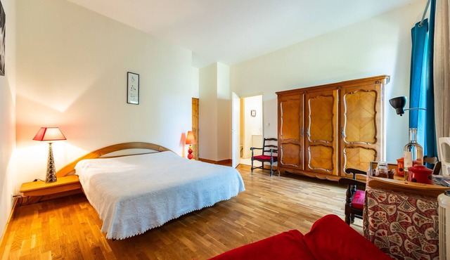 Bed and Breakfast 'Chambre Merlot' with Shared Pool, Shared Terrace and Wi-Fi