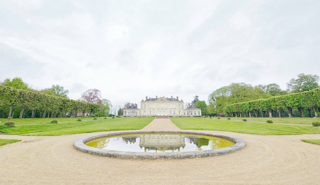 Bed and breakfast at Château de Craon Swimming pool, tennis court, park Pdj included.