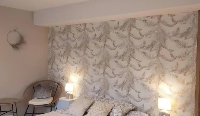 Bed and Breakfast 'Chambre D'hôte Vue Sur Étang' with Shared Pool, Shared Terrace and Wi-Fi