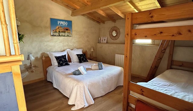 Bed and Breakfast with a kitchen and a terrace offering panoramic views of the Pyrenees