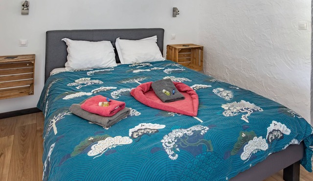 Bed and Breakfast 'La Gironde - Chambre Naturiste' with Shared Pool, Wi-Fi and Air Conditioning