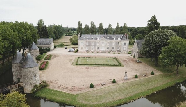 Between Angers, Le Mans and Saumur, a gîte in a château near the Loire.