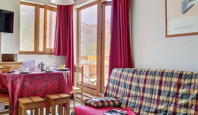 Bright 2-room apartment at the foot of the slopes with balcony