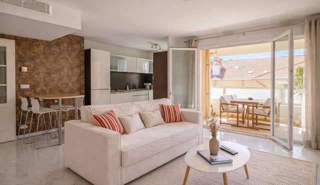 Bright Apartment with Terrace, 5' from downtown