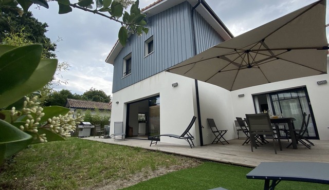 Bright contemporary villa with jacuzzi 300m from the beach