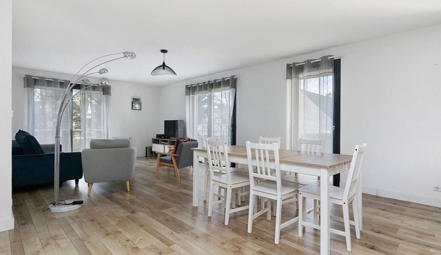 Bright, Quiet 3-Bedroom Apartment with Wifi, Parking, Near the Beach