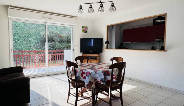 Cambo-les-Bains: Quiet 2-room apartment with parking and Internet