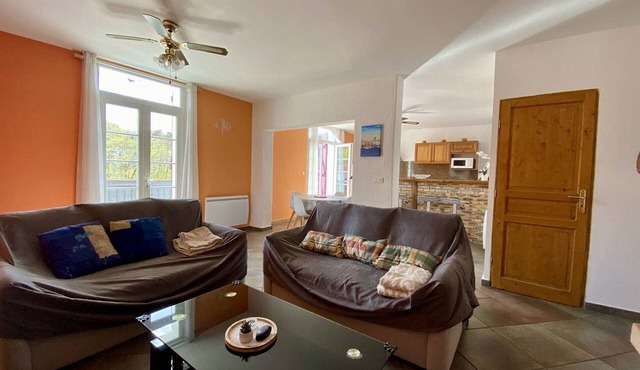 Cambo-les-Bains: Renovated T3, sleeps 4, near thermal baths, wifi