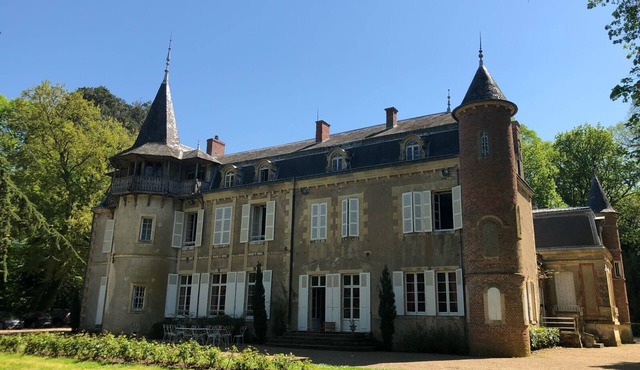 Castle (20 p.) and small house (7p), 8ha park