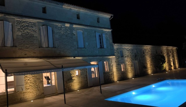 Château viticole XVIe siècle | Heated swimming pool | 14 pers. | Gironde