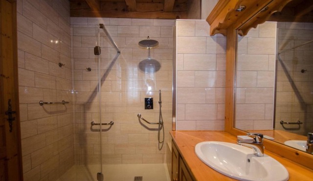 Chalet, 2nd floor, terrace, balcony, fireplace or stove, parking, tv, 210m², Chamonix