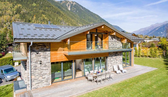 Chalet Montana - a self catered chalet that sleeps 12 guests in 5 bedrooms
