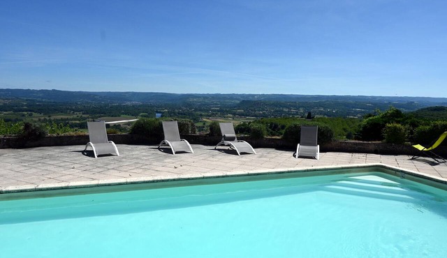 Character stone house with exceptional view of the valley